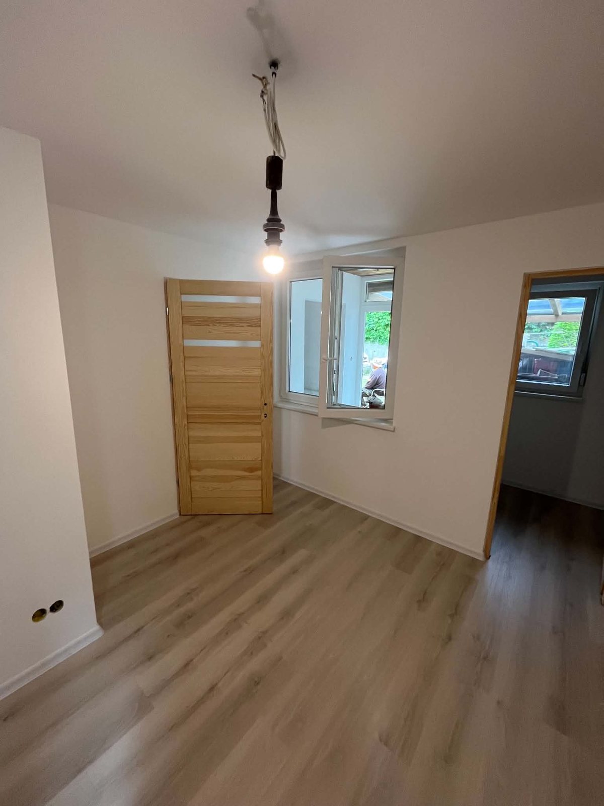 Felújított szoba fa ajtóval