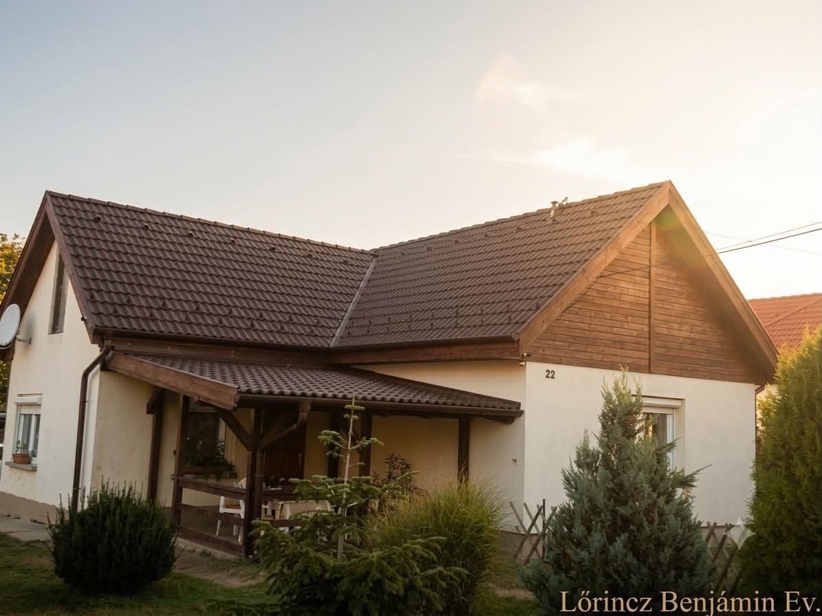 Cseréptető fa oromdeszkázattal naplementében